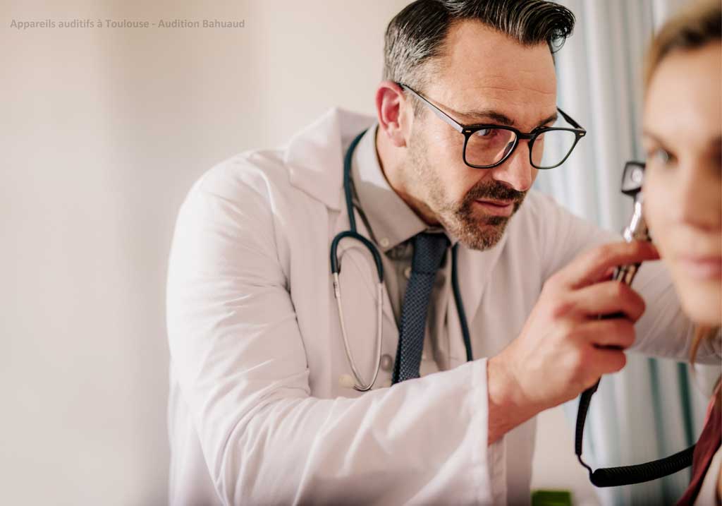professionnel de l'audition en consultation avec une patiente