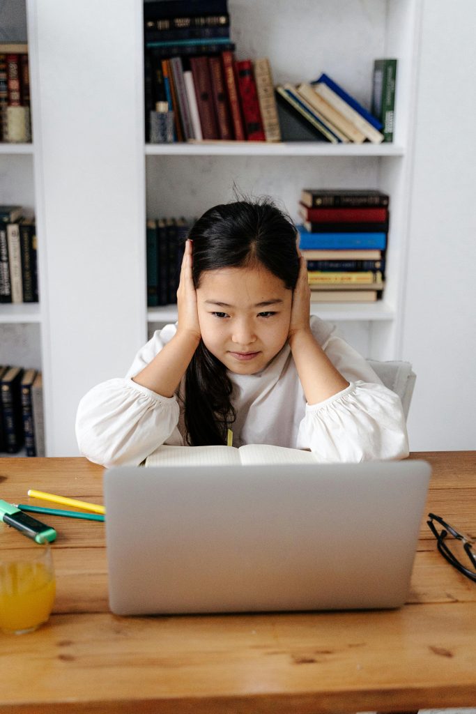 Enfant se couvrant les oreilles, sensible au bruit